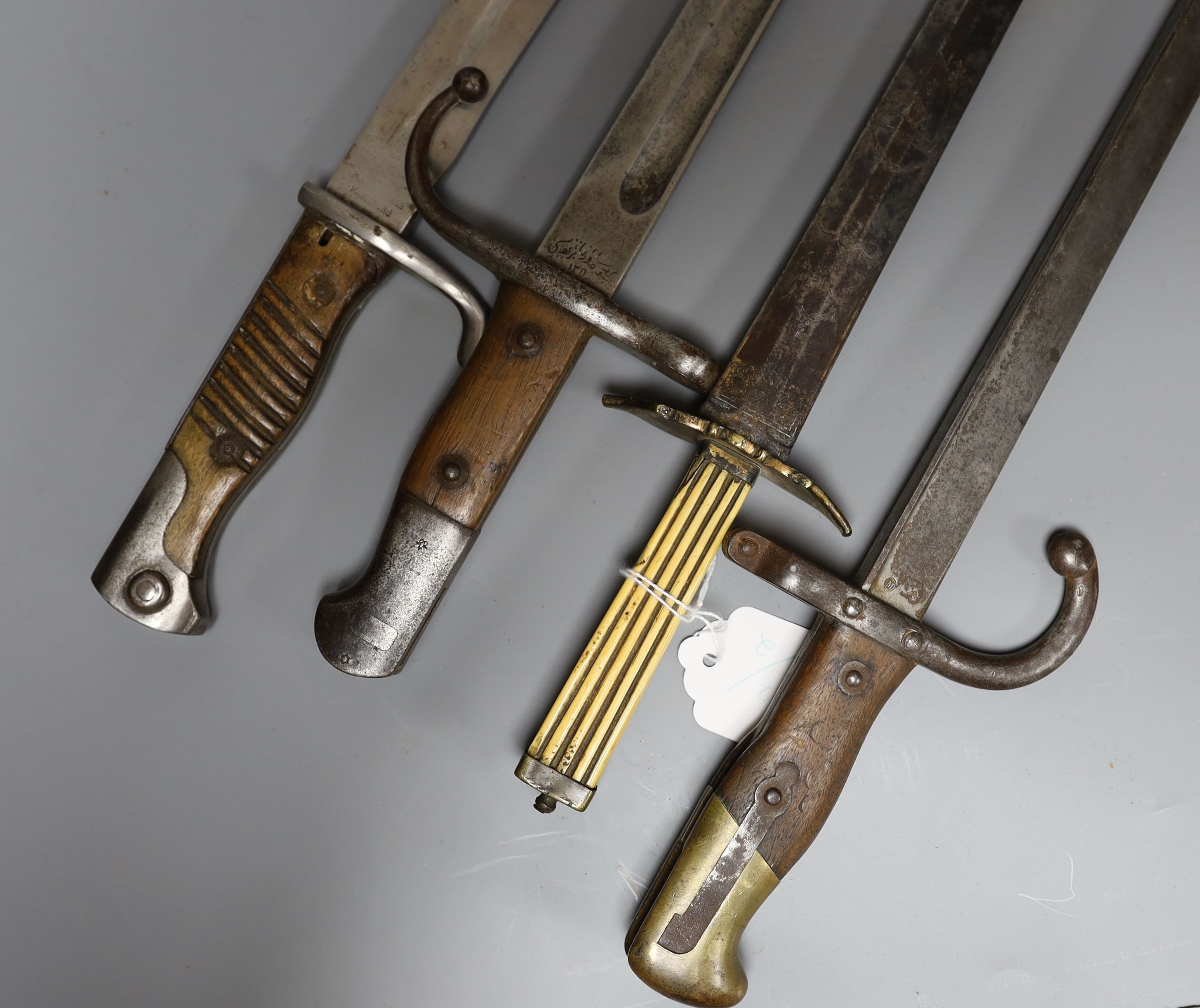 A German bayonet Model 1898/05, a Turkish 1890 pattern bayonet, a French M1874 Gras Bayonet (St. Etienne, Avril 1877) and a German hunting hanger with ivory handle (4)